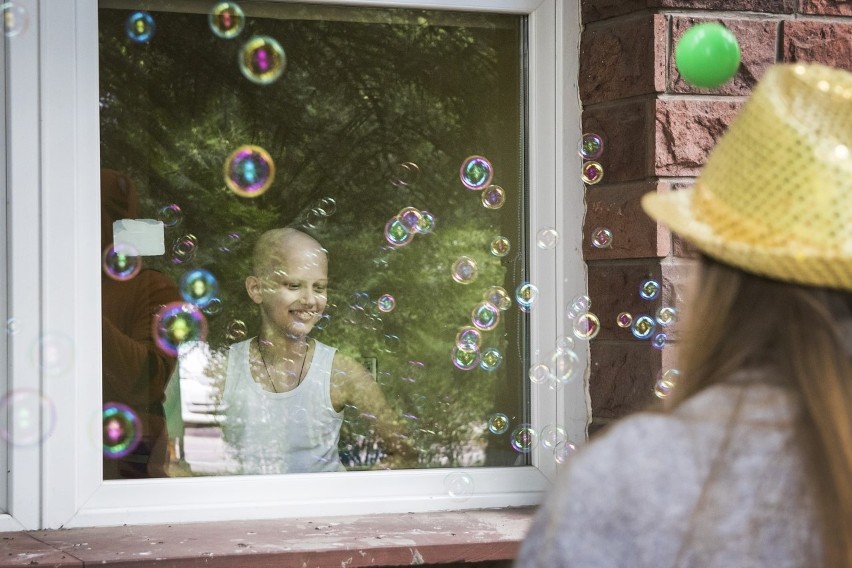 Ma być kolorowo i radośnie. „OnkoOkno” rozweseli dzieci przebywające na Oddziale Onkologii, Hematologii i Transplantologii w Lublinie
