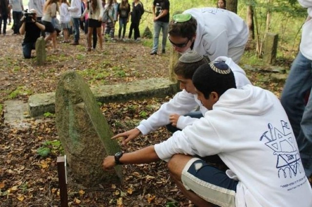Młodzież z Izraela odwiedziła cmentarz żydowski w Knyszynie. Wspólnie z polskimi rówieśnikami czyścili nagrobki, odnawiali także napisy na nich. Potem odbyło się spotkanie w szkole.