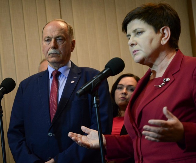 Podpisanie porozumienia rządu z oświatową Solidarnością. Na zdjęciu od lewej Ryszard Proksa i Beata Szydło