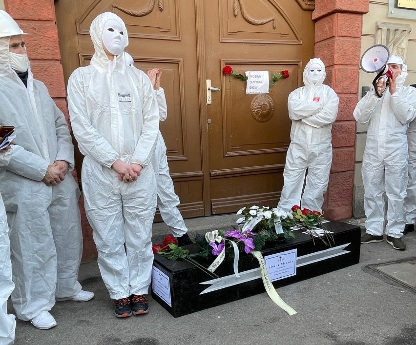 Protest #otwieraMY i pogrzeb służby zdrowia we Wrocławiu