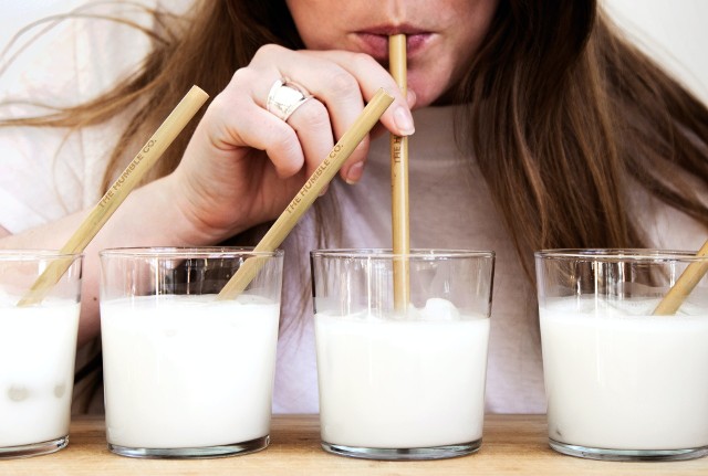 Czy mleko migdałowe jest bardziej przyjazną dla środowiska alternatywą dla mleka krowiego? Sprawdzamy!