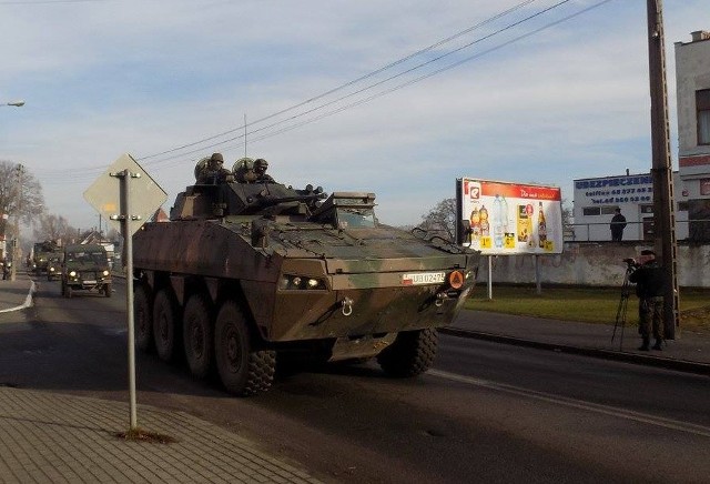 We wtorek 22 listopada w Iłowie odbyły się ćwiczenia wojskowe z udziałem żołnierzy z 11 Dywizji Kawalerii Pancernej. Po głównych ulicach przejechały bojowe wozy piechoty, a także wojskowe samochody. Oprócz działań na transporterach żołnierze byli rozmieszczeni na terenie miejscowości w strategicznych miejscach miasta. W ćwiczeniach udział brali strażacy z OSP Iłowa.