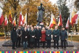 Białystok. Przedstawiciele administracji rządowej i samorządowej, związkowcy złożyli kwiaty przed pomnikiem ks. Jerzego Popiełuszki