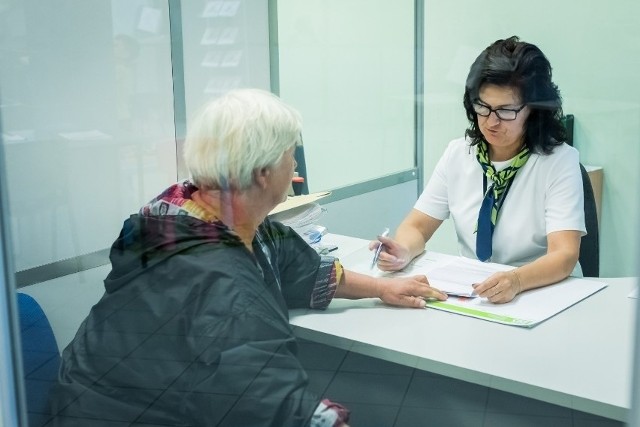 Zastanawialiście się, ile na rękę otrzymacie po 30 latach oszczędzania na emeryturę? 35-latek może być w szoku! Emerytura w ZUS to nie będzie bajka! Zobaczcie dlaczego!WIĘCEJ NA KOLEJNYCH STRONACH>>>