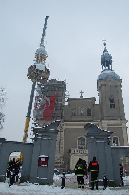 Bardzo trudny montaż wieży na zbąszyńskiej kolegiacie