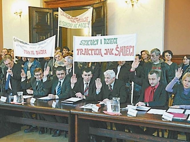 Mimo protestów nauczycieli i rodziców władze Głubczyc zamknęły Publiczne Gimnazjum nr 2 w Głubczycach oraz podstawówkę w Zopowych. Trzy inne szkoły przekazano stowarzyszeniom.