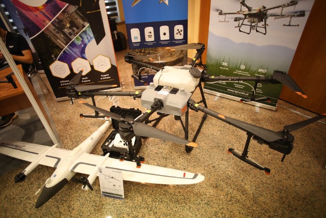 Quantum-Systems Trinity F90 + służący do fotogrametrii wieloobszarowej i DJI Agriculture drone wykorzystywany w rolnictwie.