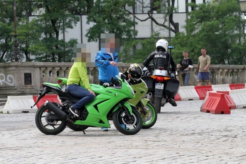 Motocyklista bez prawa jazdy zakpił z wrocławskich policjantów (ZDJĘCIA)