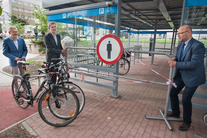 Przed słupskim dworcem powstał parking dla rowerów (zdjęcia, wideo)