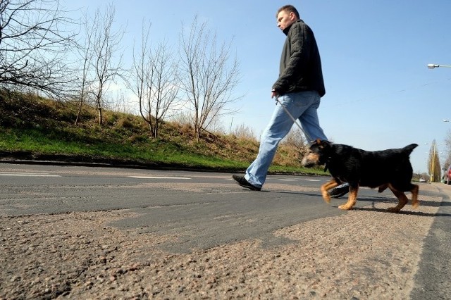 Tak dziś wygląda ulica Przelotowa, jedna z najważniejszych ulic łączących kilka osiedli z ulicą Struga. Każdego dnia jej nawierzchnia staje się mniej przyjazna samochodom, a co za tym idzie, również kieszeniom kierowców.