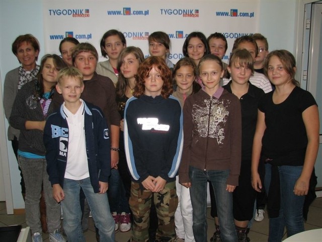 Uczniów przyprowadziła Ewa Rostkowska (pierwsza z lewej)