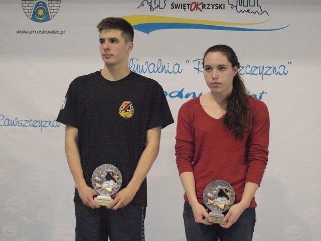 Karolina Długołęcka z Buska-Zdroju i Sebastian Książek z Ostrowca Św. zostali najlepszymi zawodnikami ostatniej rundy Dużej Świętokrzyskiej Ligi Pływackiej.