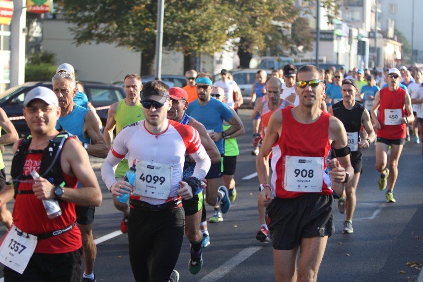 Zdjęcia z maratonu w Poznaniu 2018 - biegacze na pierwszym...