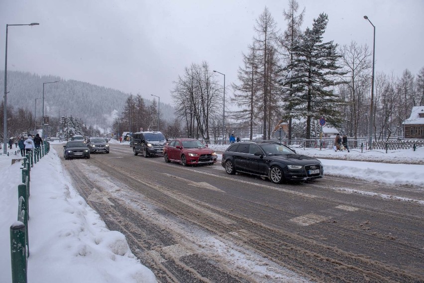 Zakopane przed sylwestrem. Śnieg, tłumy, korki i brak wody [ZDJĘCIA]