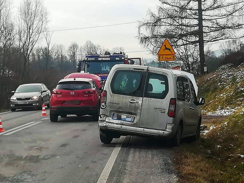 Głogoczów. Kolizja dwóch samochodów na drodze krajowej