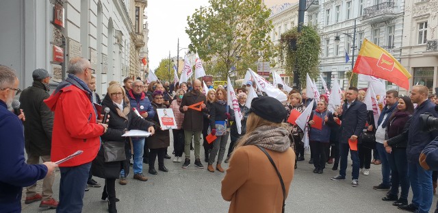 Około setki pracowników oświaty wzięło udział w pikiecie zorganizowanej przez Związek Nauczycielstwa Polskiego przed Łódzkim Urzędem Wojewódzkim. ZNP wezwało do udziału w tej manifestacji w czwartek (14 października) - czyli w Dzień Edukacji Narodowej - pod hasłem "Czerwona kartka dla ministra Czarnka".