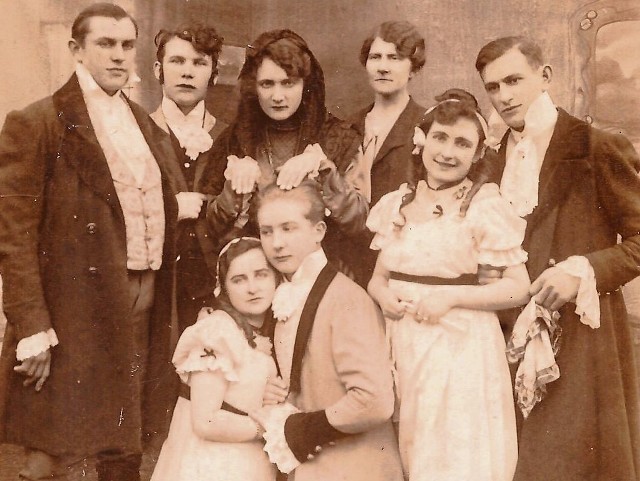 Rok 1928. Przedstawienie "Ślubów Panieńskich" Aleksandra Fredry przez ówczesne koło teatralne