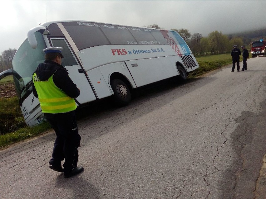 Wypadek w gminie Bieliny. Autobus z dziećmi przewrócił się do rowu 