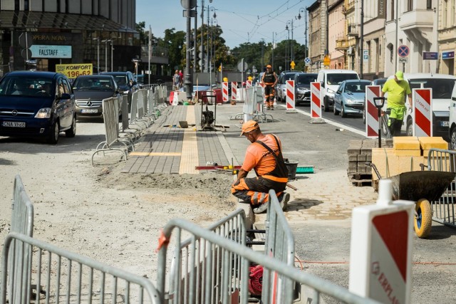 Budowa pierwszego przystanku wiedeńskiego przy placu Teatralnym powoli dobiega końca. Kierowcy mogą już przejeżdżać przez wyniesioną jezdnię, która ma ułatwić pasażerom wsiadanie do tramwajów. W czwartek (22 sierpnia) na przystanku zaczną zatrzymywać się tramwaje. Czytaj więcej>>Flash Info odc 28