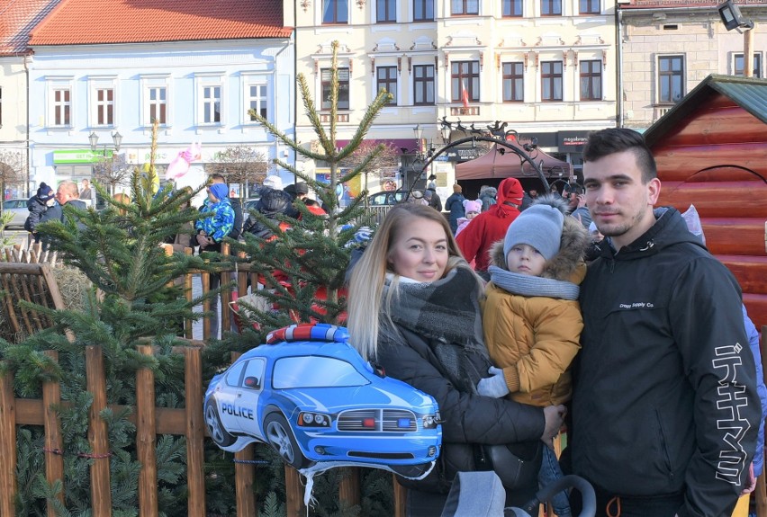 Święty Mikołaj na Rynku w Oświęcimiu. Rozbił swoje miasteczko pod wielką choinką, robił sobie zdjęcia z dziećmi i rozdawał prezenty ZDJĘCIA