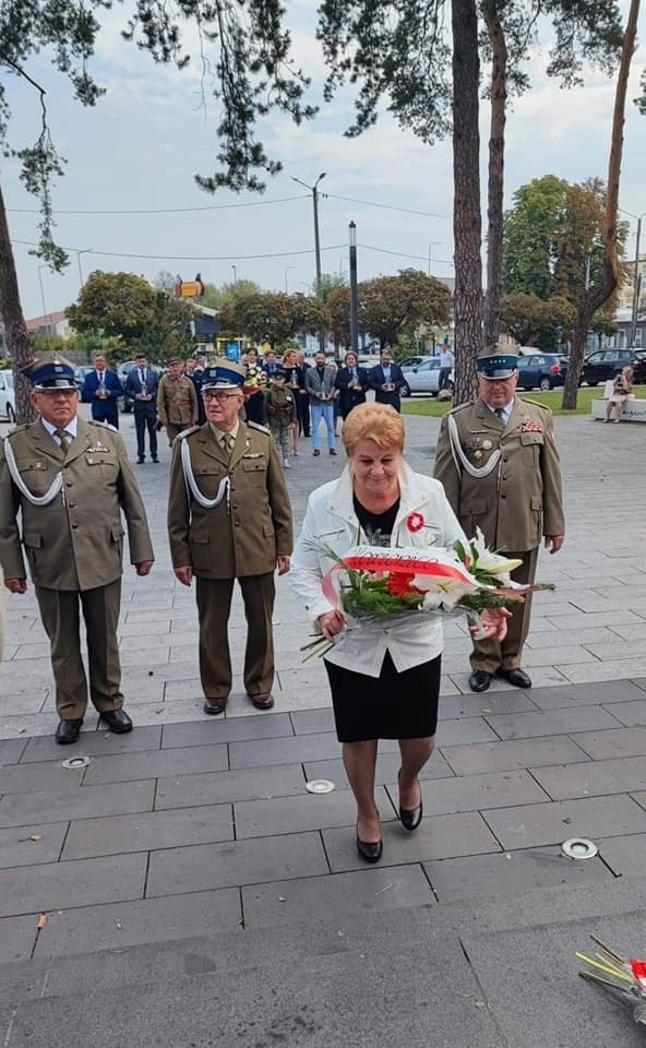 Obchody 102 rocznicy Bitwy Warszawskiej i Święta Wojska Polskiego w Kozienicach. Złożono kwiaty pod Pomnikiem Niepodległości. Zobacz zdjęcia