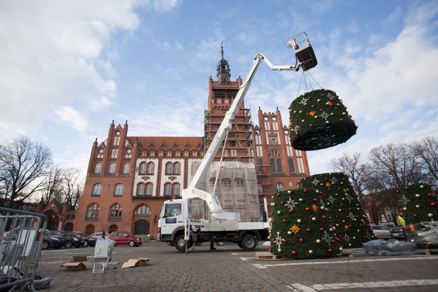 Na placu Zwycięstwa przed słupskim ratuszem stanęła świąteczna choinka. Zobacz zdjęcia i wideo z montażu sztucznego drzewka.