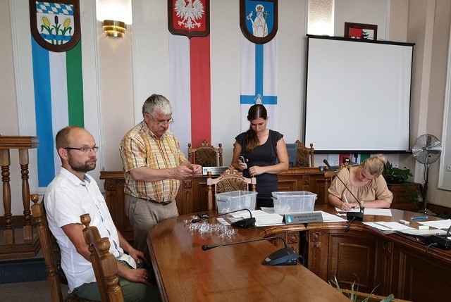 Dzisiaj Paweł Cieślewicz (drugi z lewej) ogłosił wyniki głosowania na budżet obywatelski
