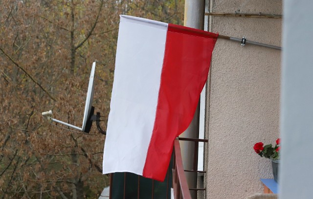 W tym roku w Radomiu z powodu pandemii koronawirusa nie będzie hucznych obchodów 102 rocznicy odzyskania niepodległości przez Polskę. Warto chociaż przez wywieszenie flagi z narodowymi barwami zamanifestować swój patriotyzm i oddać cześć bojownikom o wolność Ojczyzny. Jeśli wywiesiłeś lub wywieszasz właśnie flagę, zrób zdjęcie i przyślij nam na Facebooku (profil Echo Dnia Radomskie), przedstaw się i podaj nazwę miejscowości, w której zrobiłeś zdjęcie, dołączymy je do galerii.