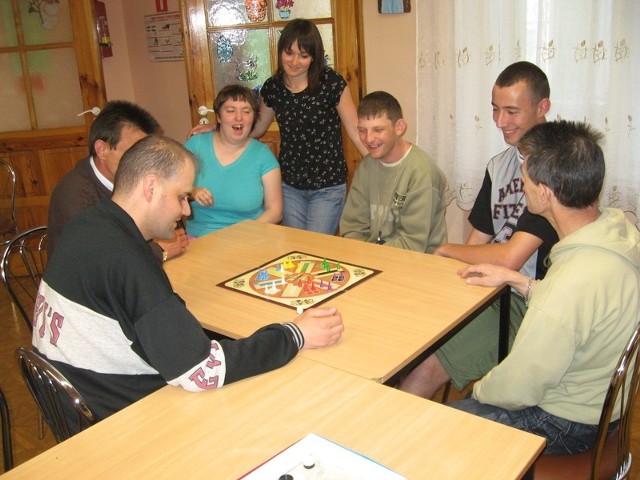 Mariusz Rybak, Lucjan Wilczyński, Karolina Jakowczuk, Jacek Łuczak, Łukasz Czoszyk i Jerzy Wleklak, podopieczni Środowiskowego Domu Samopomocy, cieszą się na remont budynku. Czuwa nad nimi opiekunka Aneta Pikć (na stojąco).