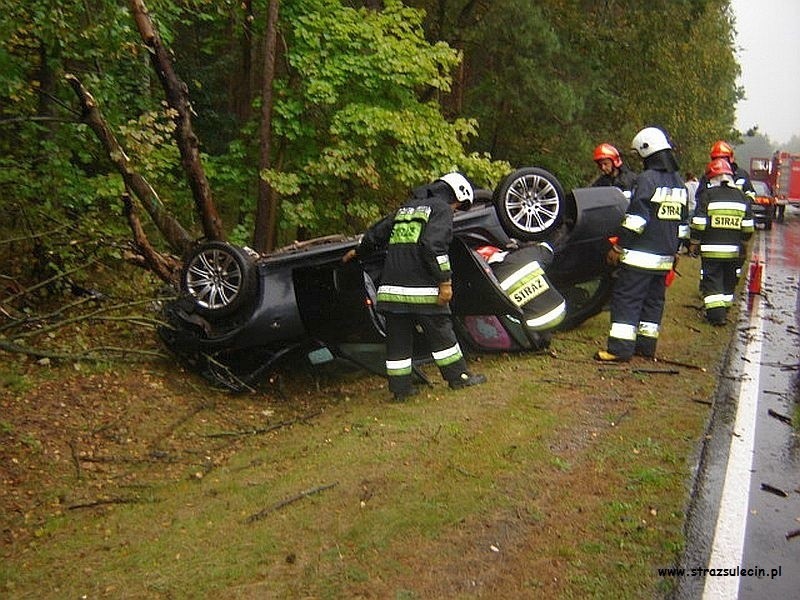 Wystarczył mokry asfalt i dwa samochody wypadły z drogi (zdjęcia)