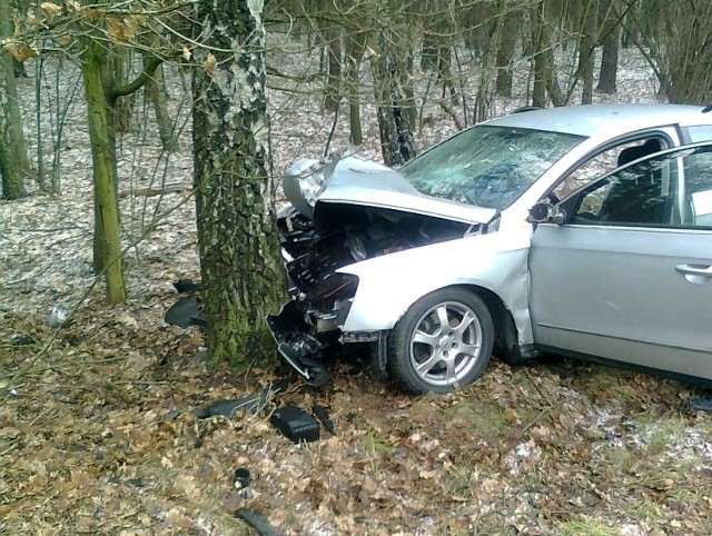 Auto wypadło z drogi i uderzyło w drzewo.