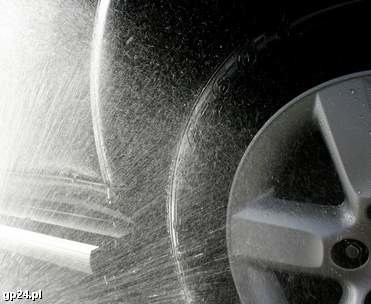 Właściciel myjni samochodowej twierdzi, że z powodu braku wody dziennie traci ok. 1000 zł