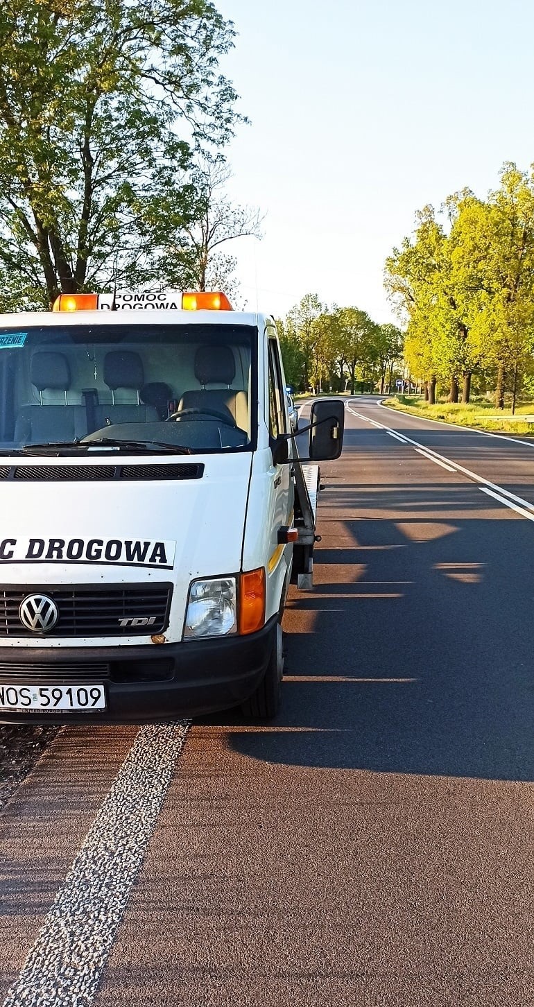 Wypadek w Kordowie (gm. Olszewo-Borki). Samochód uderzył w barierę ochronną i wpadł do rowu. 27.05.2021