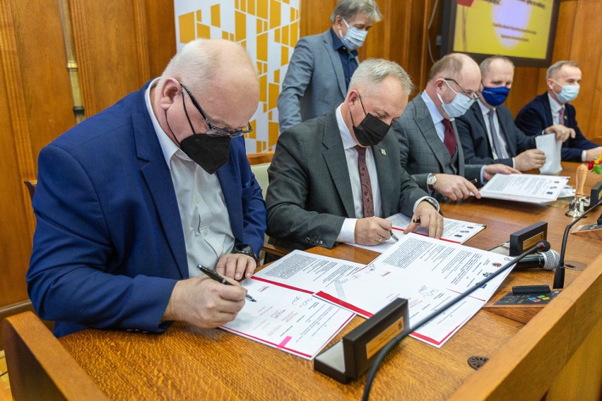 Podpisy pod porozumieniem złożyli marszałek Piotr Całbecki,...