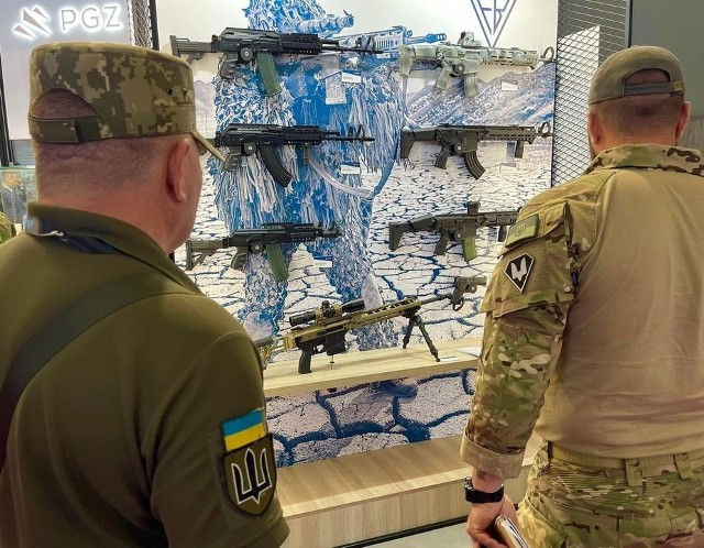 Przedstawiciele ukraińskiej armii oglądają różne wersje Grotów na targach w Paryżu.