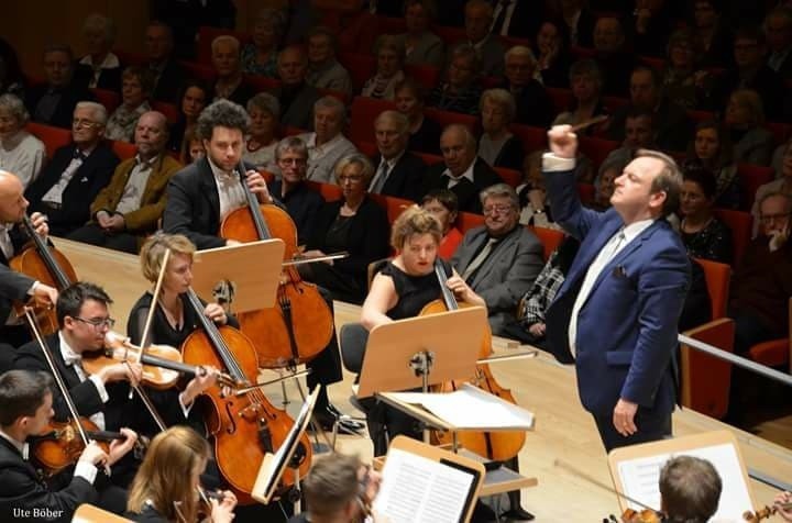 Wywodząca się z Myślenic orkiestra Polish Art Philharmonic koncertuje w najznakomitszych salach Europy