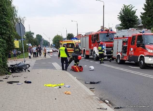 Osobowa toyota zderzyła się z motocyklem około godz. 17.00 na skrzyżowaniu z ul Krasickiego, w okolicy parku. Kierującego jednośladem przewieziono do szpitala. Droga (krajowa 65) była całkowicie zablokowana, policjanci kierowali ruch na objazdy.Zdjęcia pochodzą z portalu e-Grajewo