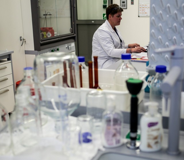 Badaniem próbek w kierunku koronawirusa w Poznaniu zajmuje się pracownia wirusologiczna, która znajduje się przy ul. Nowowiejskiego, przy Wojewódzkiej Stacji Sanitarno-Epidemiologicznej.