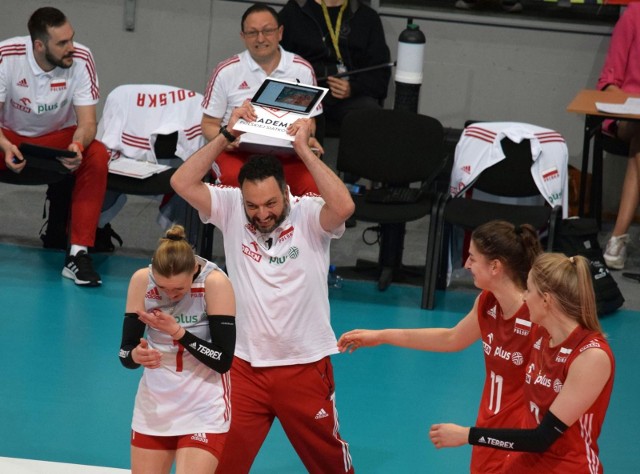 Włoski trener reprezentacji Polski Stefano Lavarini reaguje czasami niezwykle ekspresyjnie