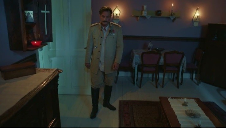 "Zraniona miłość" odcinek 7. Cevdet przychodzi do domu w greckim mundurze. Jego matka jest w szoku! [STRESZCZENIE ODCINKA]