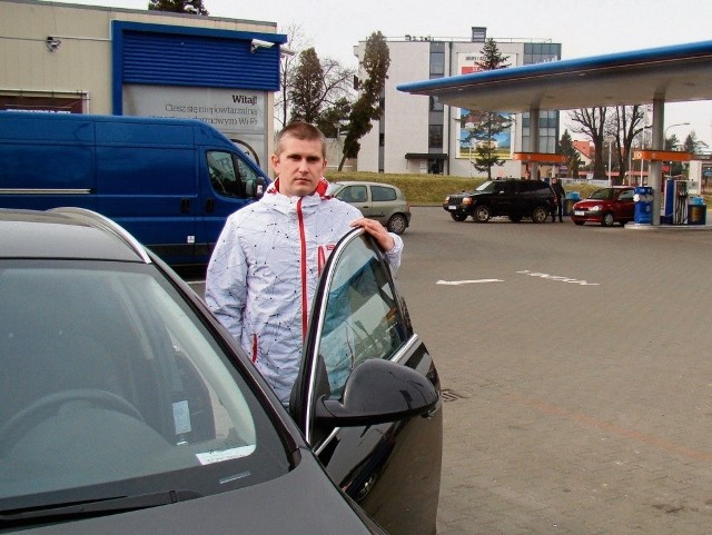 Paweł Kram, prezes Oświęcimskiego Stowarzyszenia Miłośników Bezpiecznej Motoryzacji, nie dziwi się, że wielu oświęcimian gotowych jest jechać nawet do ościennych miejscowości, by zatankować auto