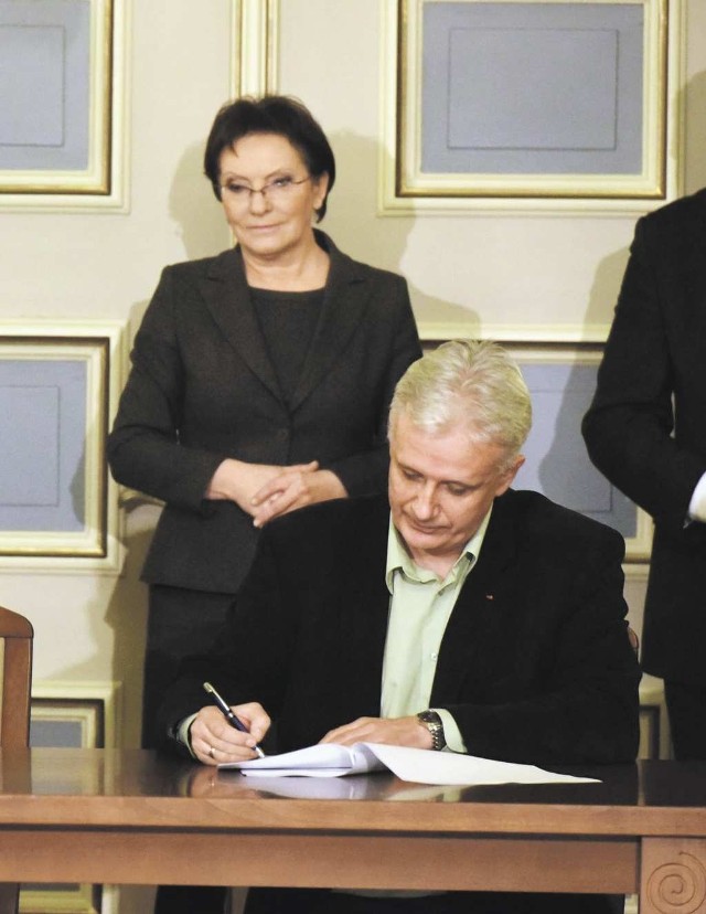 Premier Kopacz i Dominik Kolorz podczas podpisywania porozumienia
