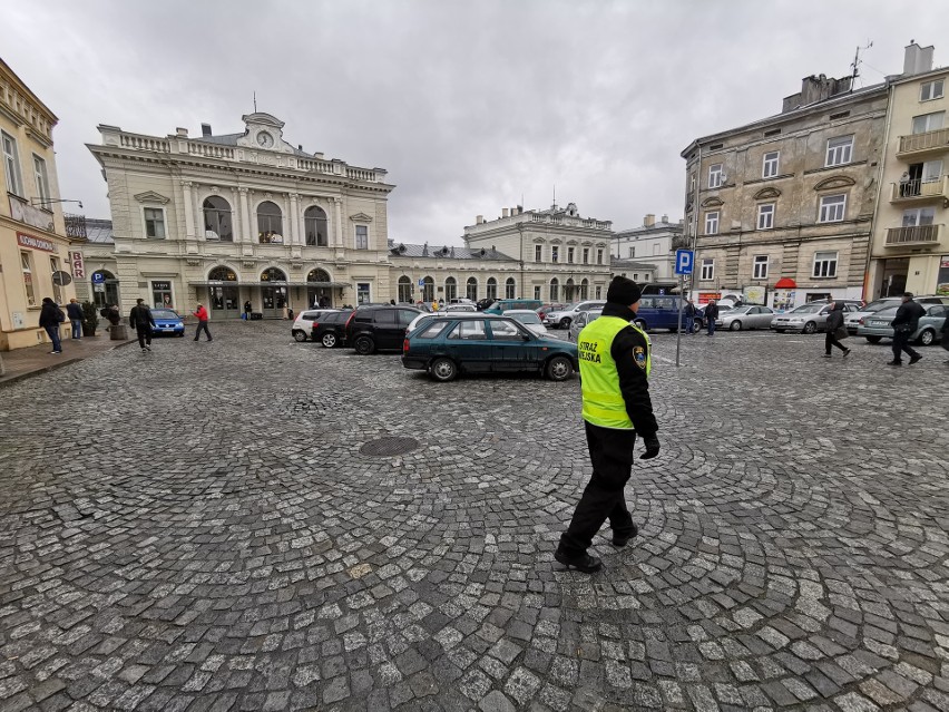 Dworzec PKP w Przemyślu czasowo odcięty od świata. Trwa ewakuacja Ukraińców. Teren zabezpiecza policja i straż miejska [ZDJĘCIA]