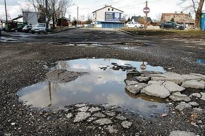 Trudno się dziwić, że mieszkańcy z utęsknieniem czekają na remont placu... Fot. Bogdan Pasek