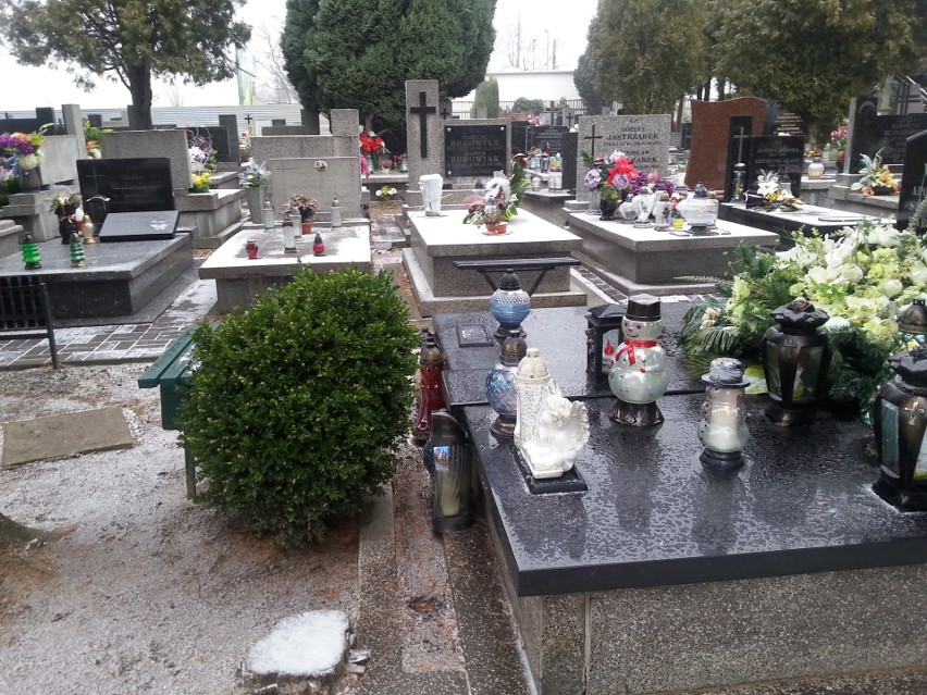Łodzianie także w święta odwiedzają groby bliskich 