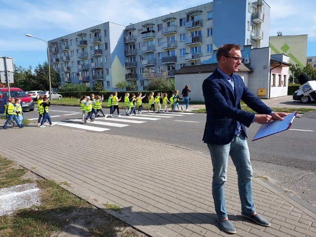 O doświetlenie przejścia dla pieszych przy Kustronia 6 zabiega radny osiedla Lotnisko, Łukasz Kowarowski