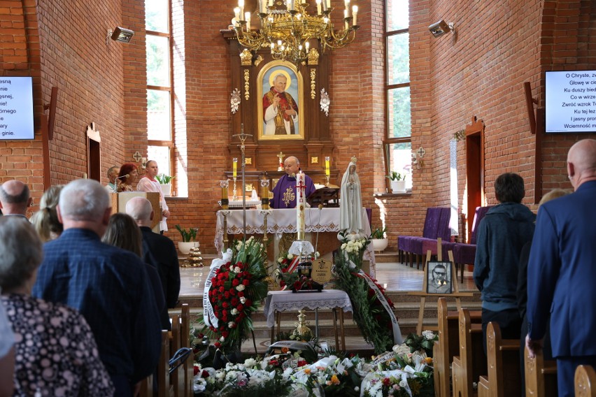 Wiele osób uczestniczyło w pogrzebie cenionego trenera Kazimierza Jarosa w Ostrowcu Świętokrzyskim. Wzruszające pożegnanie