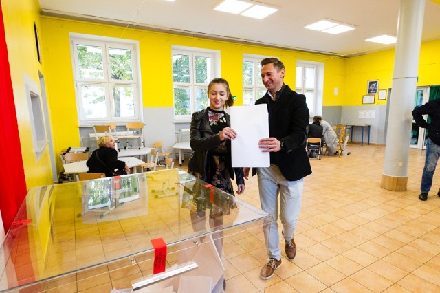 Zobacz, ile głosów otrzymali kandydaci do sejmiku zachodniopomorskiego i czy otrzymali mandat.Na zdjęciu Olgierd Geblewicz z Koalicji Obywatelskiej, rekordzista tych wyborów do sejmiku. Otrzymał ponad 42 tys. A inni kandydaci? Szczegóły na kolejnym zdjęciu! >>>CZYTAJ TAKŻE: WYNIKI do sejmiku zachodniopomorskiego. Są już OFICJALNE wyniki! Lista radnych [WIDEO]JAKI BĘDZIE SEJMIK? Spekulacje i komentarze na podstawie nieoficjalnych wyników, które się potwierdziły:● Wyniki głosowania do sejmiku zachodniopomorskiego? To miejsce politycznych targów o władzę● Piotr Chrobak: Los województwa zależy od 1 mandatu. Komentarz eksperta    