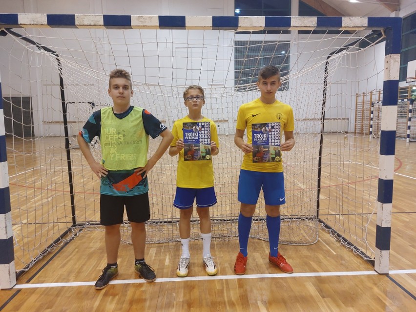 Piłkarze Korony Kielce zagrali w trójkach z dziećmi w hali VI Liceum Ogólnokształcącego imienia Juliusza Słowackiego