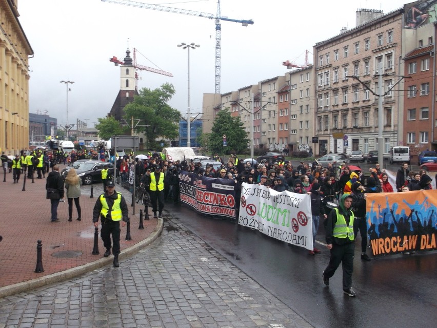 Marsz "Wrocław dla wszystkich bez nienawiści". Szli też narodowcy (ZDJĘCIA)